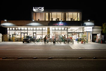 若宮大路沿いのスーパー（ヤマカストア）の２階です。